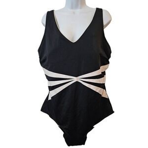 Roaman's Black and White Swimsuit Slimming Waist sz 22W